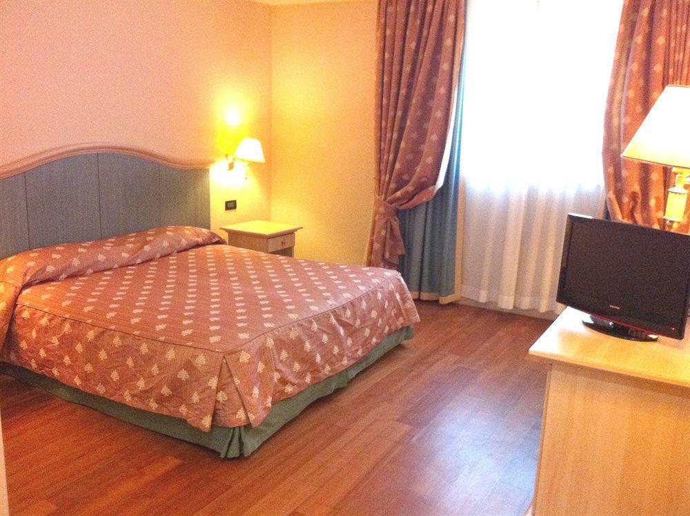 Green Park Hotel Pomezia Exterior photo