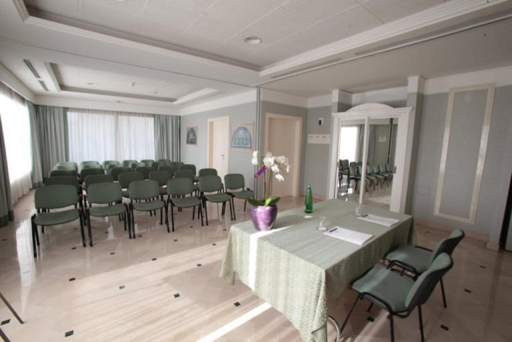 Green Park Hotel Pomezia Exterior photo